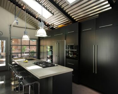 Чорна кухня – нетривіальне оформлення інтер'єру