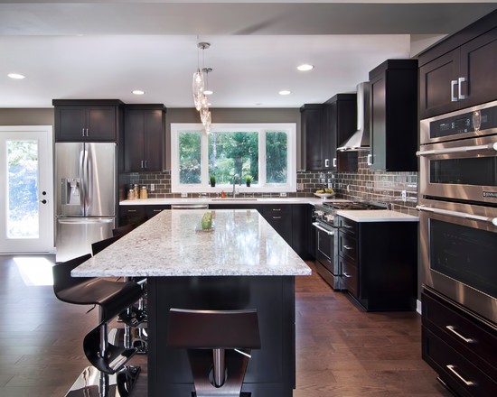 Камінь в інтер'єрі кухні: чи справді це красиво? 4 - Max Home Суворий і простий дизайн з фартухом з каменю