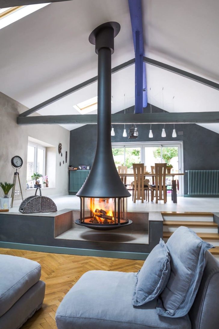 камін в інтер'єрі залу