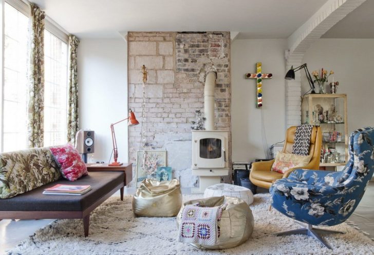 камін в інтер'єрі залу