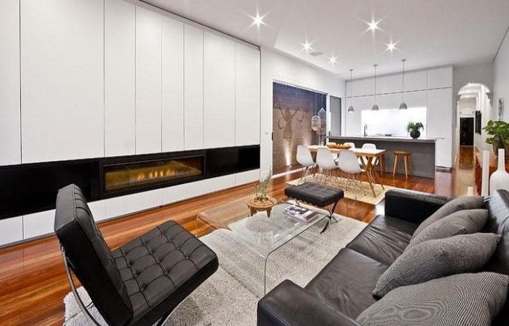 камін в інтер'єрі залу