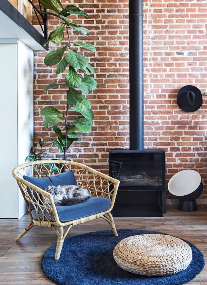 камін в інтер'єрі залу