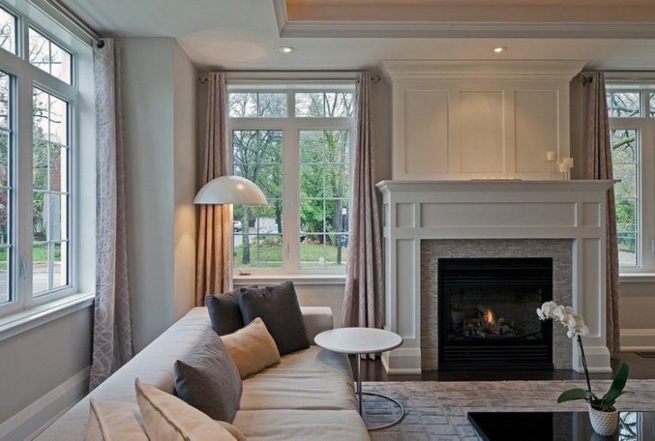 камін в інтер'єрі залу