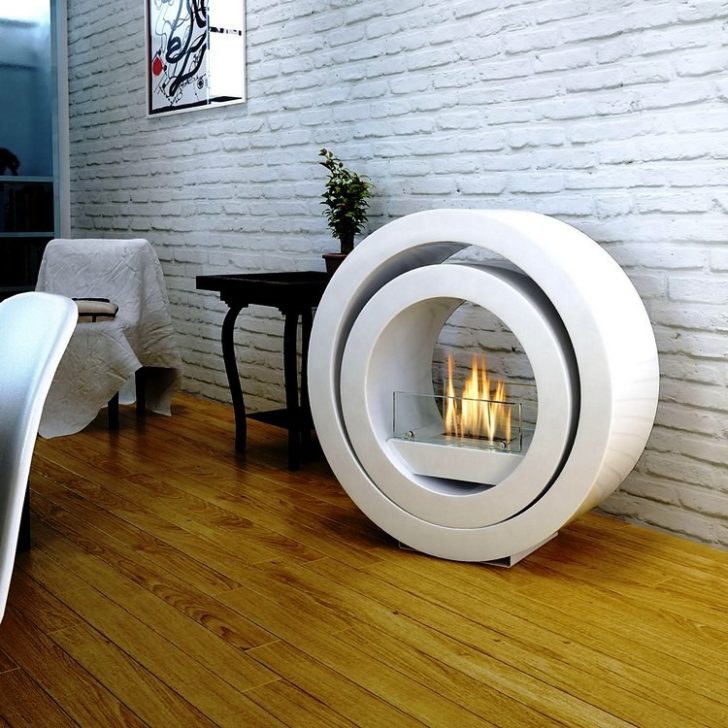 камін в інтер'єрі залу