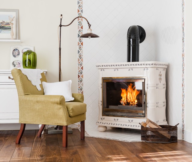 камін в інтер'єрі залу