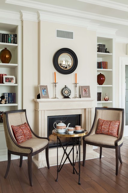 камін в інтер'єрі залу