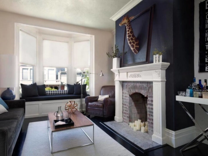 камін в інтер'єрі залу