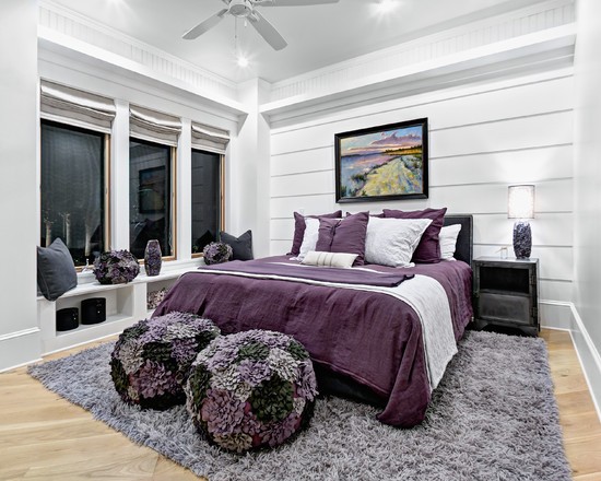 Лілове ліжко в поєднанні дерев'яних фарбованих стін Лилове ліжко в поєднанні дерев'яних фарбованих стін