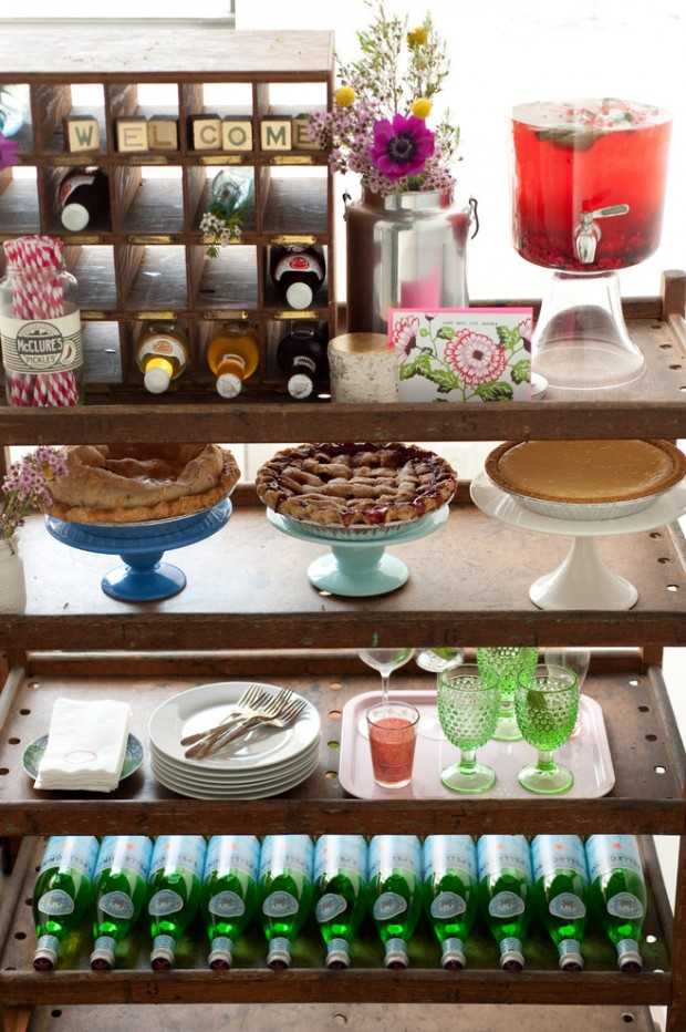 Кухонний стилаж по системі флайледі з постійно необхідними речами Кухонні полиці організовані за системою флайледі